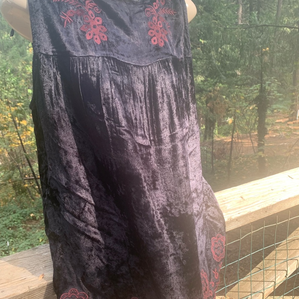 World Market black velvet brocade with burgundy floral embroidery tank top - Picture 9 of 9